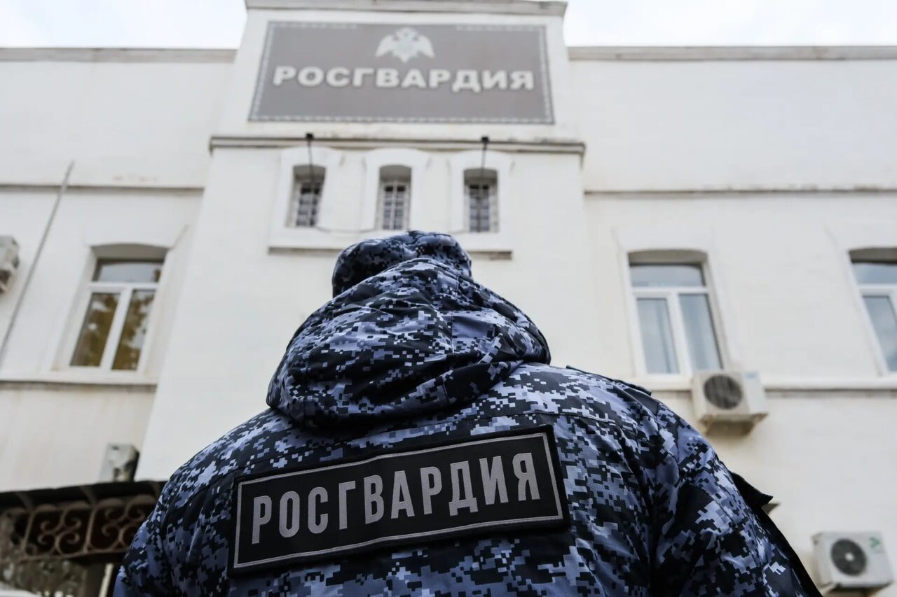 Под Астраханью случайно задержали мужчину, его искали по всей стране: плывший по волнам