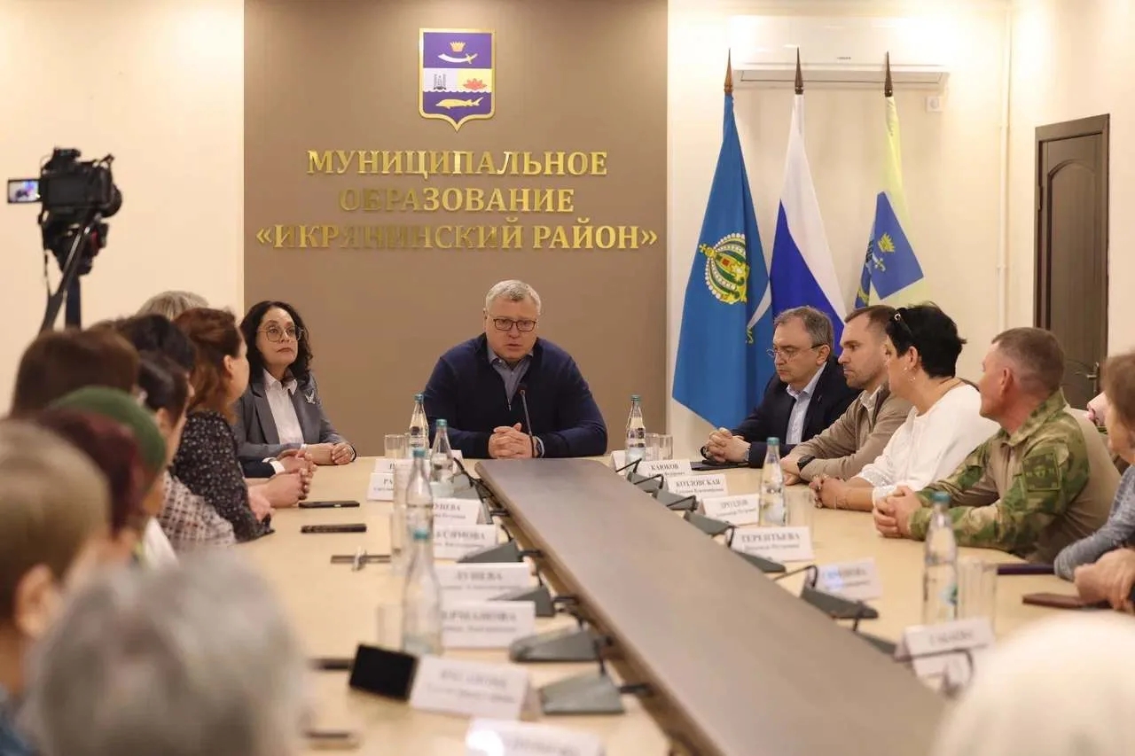 Игорь Бабушкин наградил астраханских волонтеров за помощь фронту