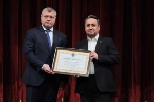 Игорь Бабушкин наградил астраханских работников культуры