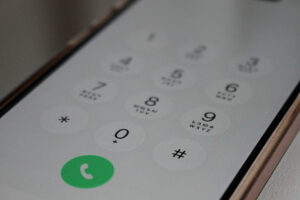 Мошенники стали чаще атаковать астраханцев серией звонков