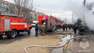 В Астрахани на мини-рынке сгорели ларьки