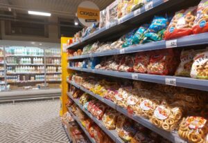 В магазине Астрахани коляска стала прикрытием для женщины: не прокатило