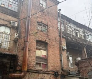 В центре Астрахани, возле детской площадки, нашли дом, который держится из последних сил