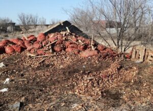 На севере Астраханской области обнаружили огромную свалку из лука