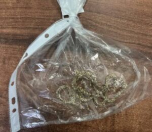 Под Астраханью мужчина сорвал с пенсионера цепочку за сто тысяч, а свой груз бросил ему