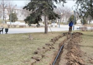 В Астрахани прокладывают поливочную систему и высаживают новые кустарники