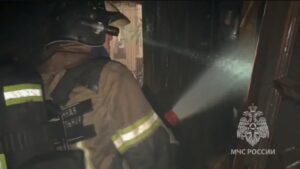 В Астрахани в многоэтажке произошел пожар, погибла женщина, еще одна пострадала