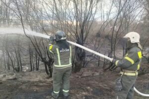 В Астрахани рядом с новым аквапарком тушат крупный пожар