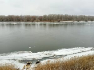 В астраханском селе ребенок провалился под лед и утонул