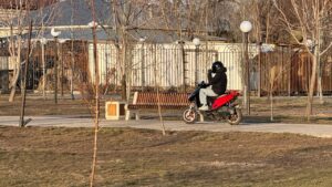 В Астрахани подростки превратили парк в гоночную трассу