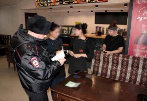 В астраханских кафе и общежитиях массово искали нелегалов: десятки человек выдворят из страны