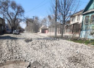 На оживленной улице Астрахани стали застревать машины после ремонта труб