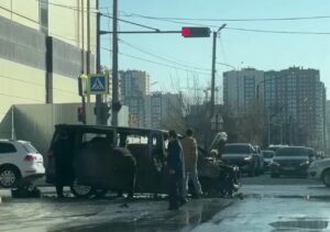 На оживленном перекрестке в Астрахани сгорел микроавтобус