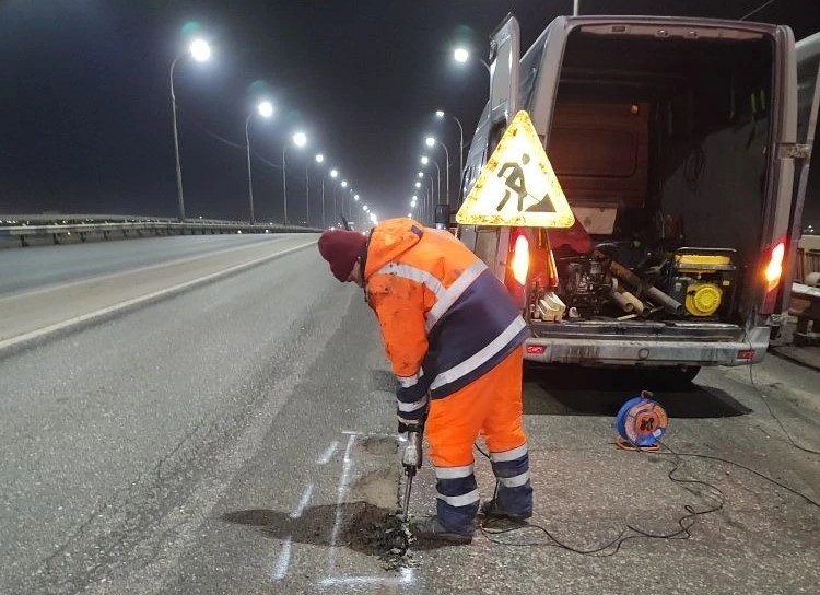 В Астрахани начали снимать асфальт с Нового моста