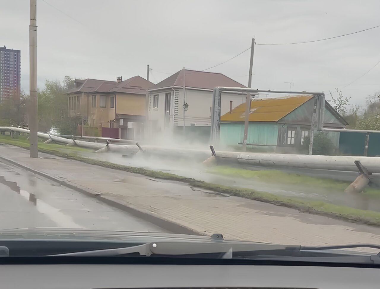 На Н.Островского свалилась крупная труба, без горячей воды 14 домов