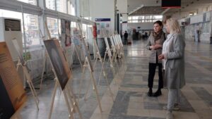 Фотовыставка «Истории Победы» открылась на железнодорожном вокзале Астрахани