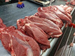 Что происходит в Астрахани с ценами на говядину и есть ли проблемы с мясом