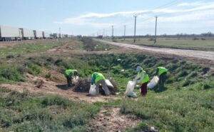 Граница с Казахстаном в Астраханской области продолжает утопать в мусоре