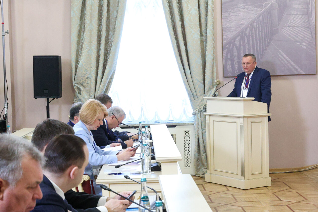 Игорь Мартынов выступил с докладом на заседании президиума Совета законодателей