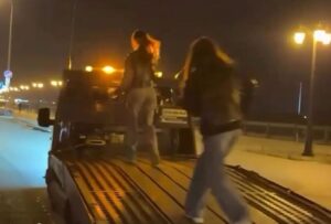 Двух молодых астраханок наказали за танцы на эвакуаторе
