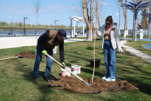 Астраханские журналисты вышли на субботник в собственном сквере