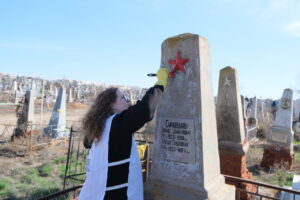 На крупнейших кладбищах Астрахани приводят в порядок воинские захоронения