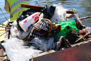 Дикость какая-то: глава Астрахани возмутился из-за мусора в городских каналах