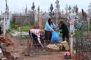 На кладбищах Астрахани привели в порядок сотни могил