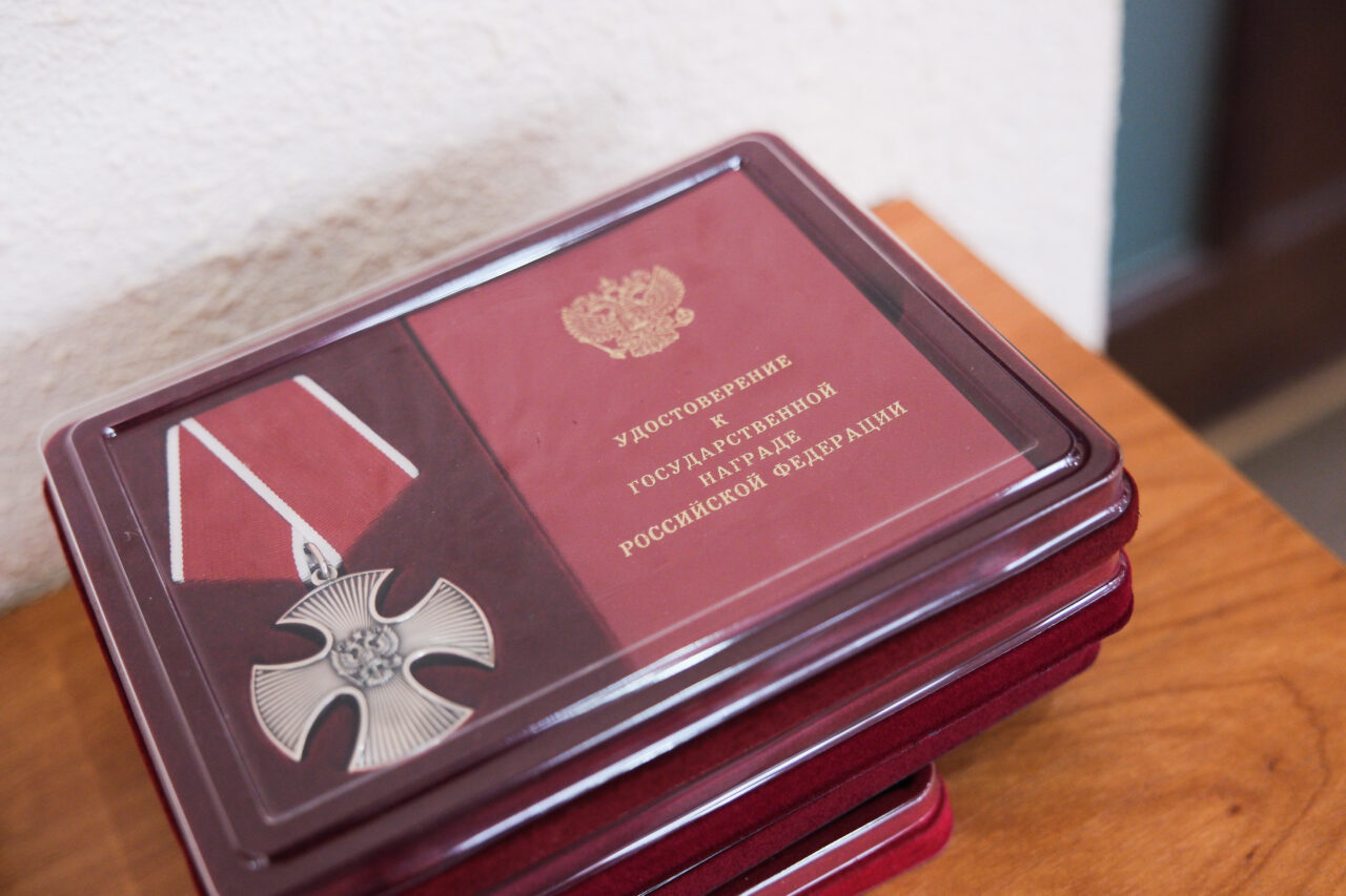 Игорь Мартынов передал награды семьям четырех погибших на СВО военнослужащих