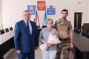 Игорь Мартынов вручил государственные награды участникам СВО из Камызякского района