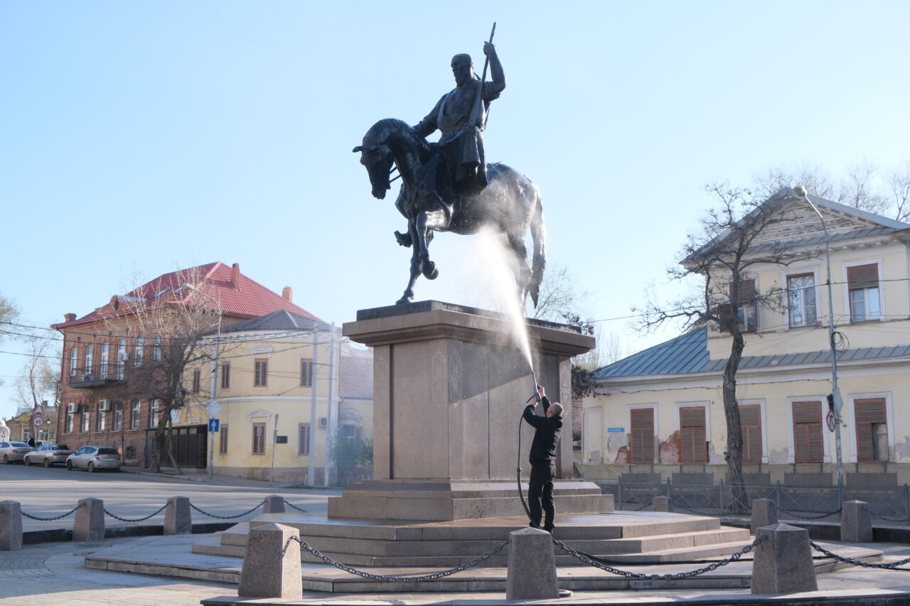 Сотни астраханцев вышли на уборку города. И так будет каждую неделю