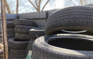 Сезон смены шин: почему покрышки нельзя нести на контейнерные площадки