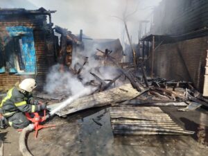 Недалеко от центра Астрахани произошел крупный пожар, сгорели два дома