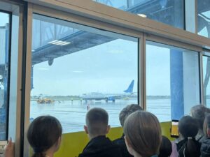 В астраханском аэропорту школьникам устроили космический ликбез вместо скучных уроков