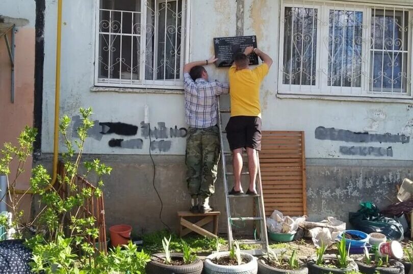 На домах в Астрахани появились памятные доски об участниках Великой Отечественной