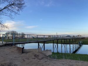 Под Астраханью люди ходят по опасному мосту: когда земля уходит из-под опор