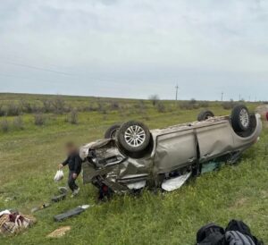На трассе в Астраханской области перевернулась иномарка, в больнице оказалось три человека