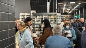 В «Михайловском» огромные очереди за куличами перед Пасхой