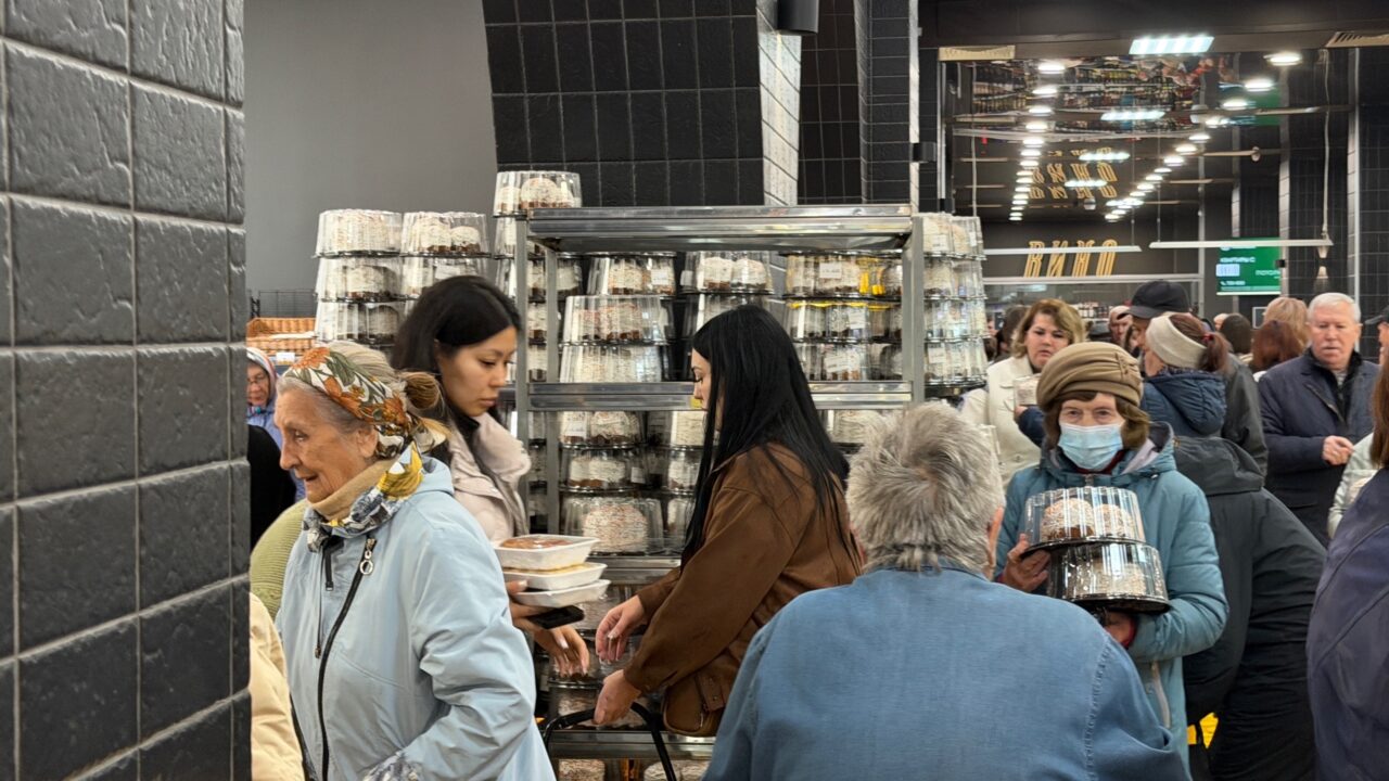 В «Михайловском» огромные очереди за куличами перед Пасхой