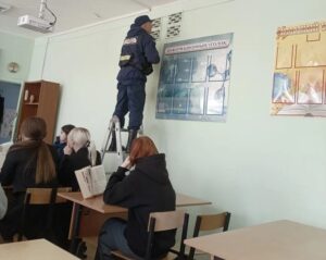 За стеной школы услышали жалобные звуки: в Астрахани у спасателей был необычный вызов