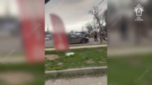 В Астрахани трое человек похитили мужчину: силой усадили в машину и увезли