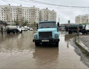 В Астрахани без перерыва откачивают воду: где работает техника