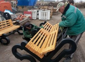 В популярное место в центре Астрахани возвращают скамейки