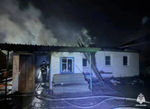 Забежал в горящий дом, усадил в кресло и вывез: под Астраханью мужчина спас неходячую соседку