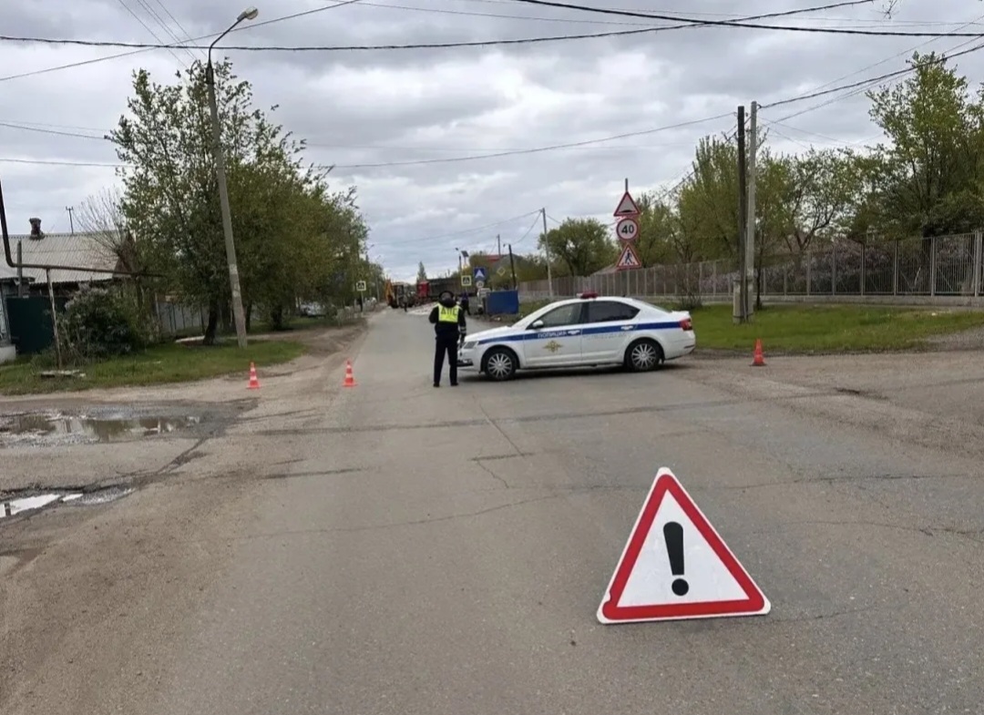 Бывает и такое: в Астрахани грузовик случайно высыпал рыбу на дорогу, получилась гора