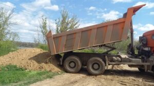 В астраханских селах делают насыпи вдоль берегов рек, идет подготовка к паводку