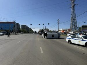 У «Ярмарки» в Астрахани перевернулась маршрутка с пассажирами