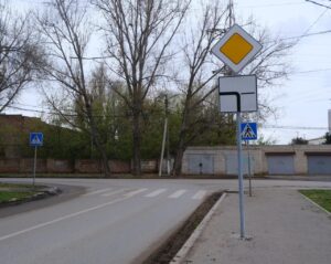 На 13 перекрестках Астрахани установили новые дорожные знаки приоритета