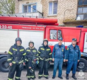 Защищали пенсионерку на балконе от огня: как в Астрахани тушили квартиру в многоэтажке