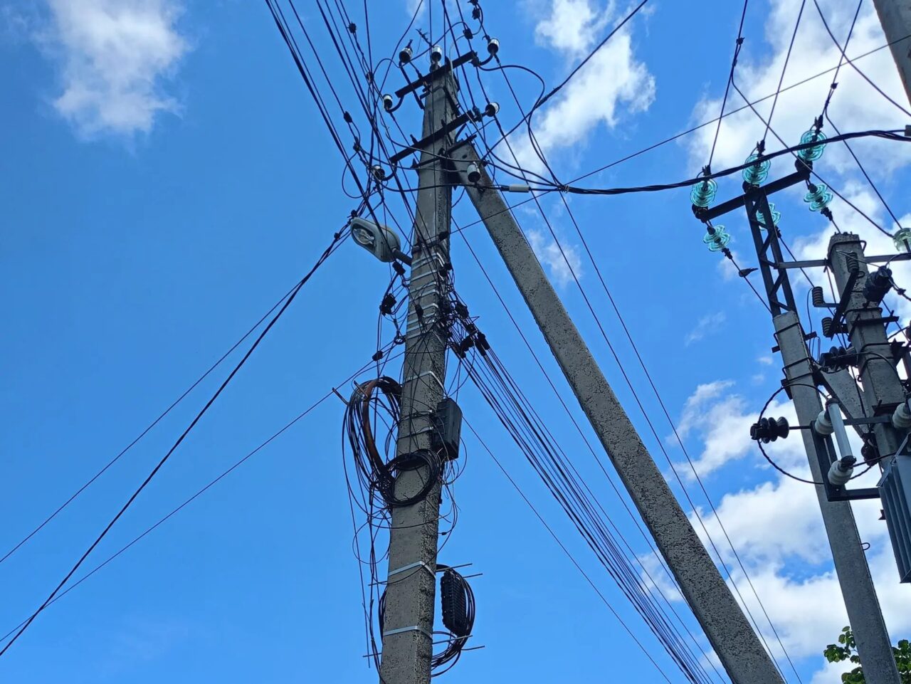 «Россети Юг» выявили более пяти тысяч точек незаконного подвеса ВОЛС на энергообъектах в Астраханской области